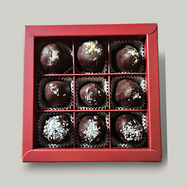 Dattelpralinen mix pack mit mandel kokosnuss, mandel mit zitronen und erdnuesse mit salz